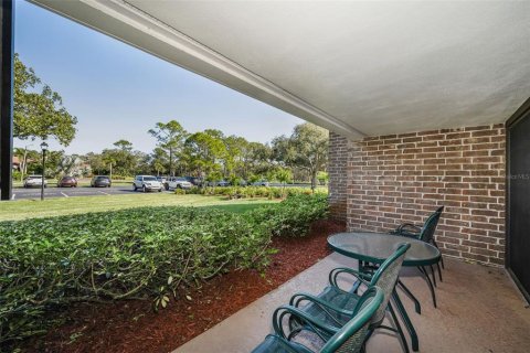 Condo in Palm Harbor, Florida, 2 bedrooms № 2128146 - photo 30