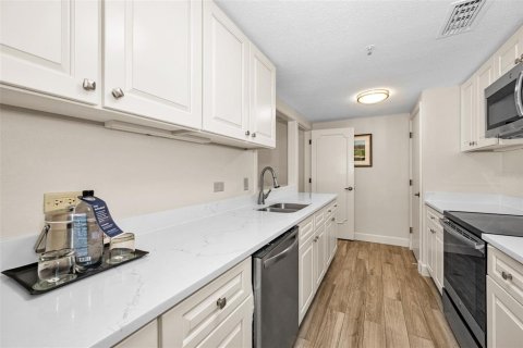 Condo in Palm Harbor, Florida, 2 bedrooms № 2128146 - photo 14