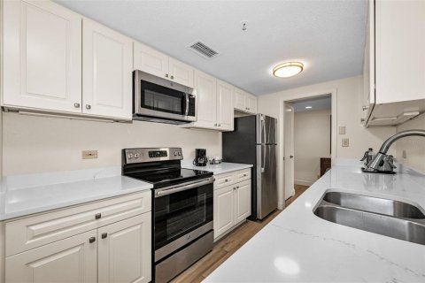 Condo in Palm Harbor, Florida, 2 bedrooms № 2128146 - photo 17