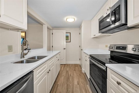 Condo in Palm Harbor, Florida, 2 bedrooms № 2128146 - photo 18