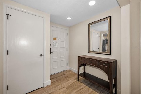 Condo in Palm Harbor, Florida, 2 bedrooms № 2128146 - photo 6