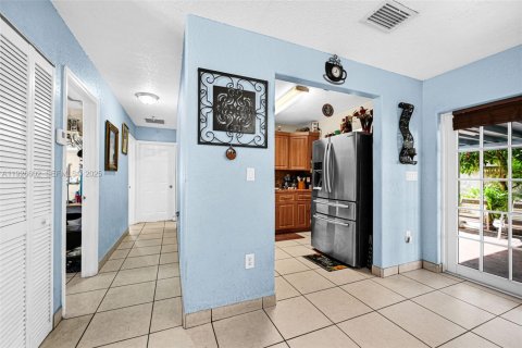 House in Hialeah, Florida 4 bedrooms, 126.53 sq.m. № 1986535 - photo 26