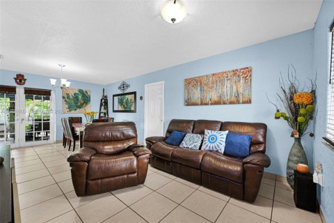 House in Hialeah, Florida 4 bedrooms, 126.53 sq.m. № 1986535 - photo 17