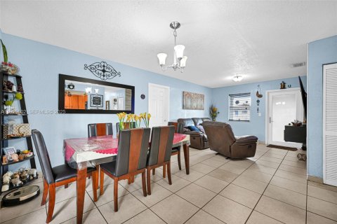 House in Hialeah, Florida 4 bedrooms, 126.53 sq.m. № 1986535 - photo 19