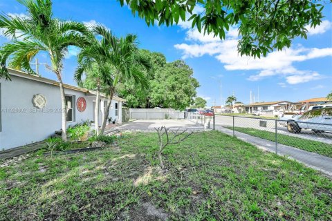 House in Hialeah, Florida 4 bedrooms, 126.53 sq.m. № 1986535 - photo 8