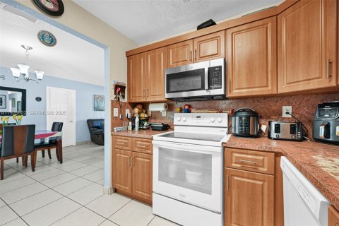 House in Hialeah, Florida 4 bedrooms, 126.53 sq.m. № 1986535 - photo 23