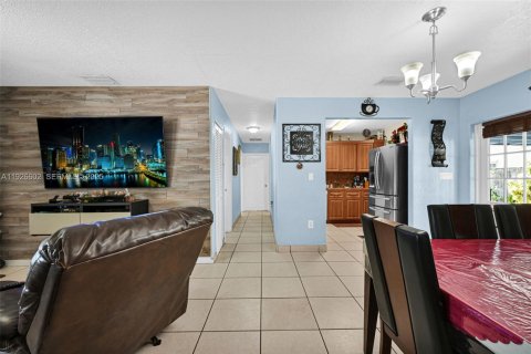 House in Hialeah, Florida 4 bedrooms, 126.53 sq.m. № 1986535 - photo 15