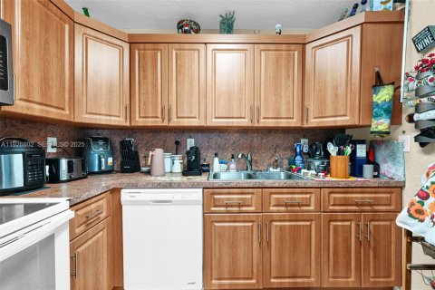 House in Hialeah, Florida 4 bedrooms, 126.53 sq.m. № 1986535 - photo 22