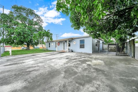 House in Hialeah, Florida 4 bedrooms, 126.53 sq.m. № 1986535 - photo 11