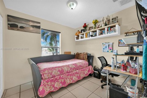 House in Hialeah, Florida 4 bedrooms, 126.53 sq.m. № 1986535 - photo 28