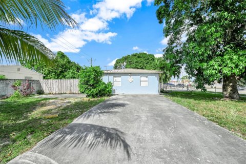 House in Hialeah, Florida 4 bedrooms, 126.53 sq.m. № 1986535 - photo 7