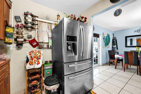 House in Hialeah, Florida 4 bedrooms, 126.53 sq.m. № 1986535 - photo 25