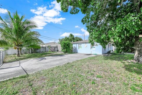House in Hialeah, Florida 4 bedrooms, 126.53 sq.m. № 1986535 - photo 6