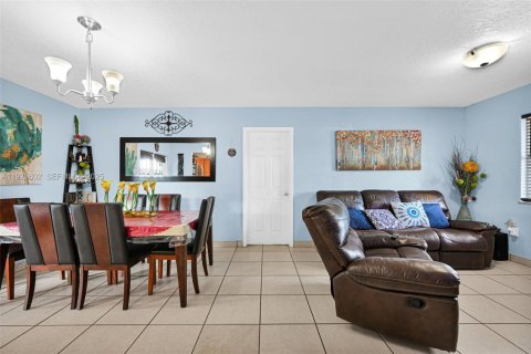 House in Hialeah, Florida 4 bedrooms, 126.53 sq.m. № 1986535 - photo 16