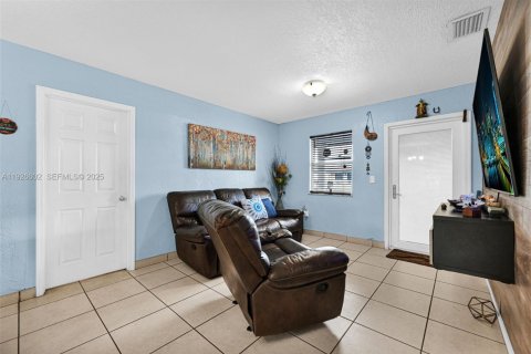 House in Hialeah, Florida 4 bedrooms, 126.53 sq.m. № 1986535 - photo 18