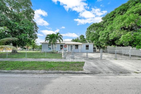 House in Hialeah, Florida 4 bedrooms, 126.53 sq.m. № 1986535 - photo 4