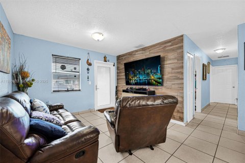 House in Hialeah, Florida 4 bedrooms, 126.53 sq.m. № 1986535 - photo 14