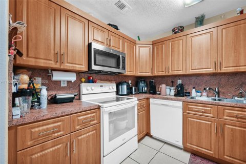 House in Hialeah, Florida 4 bedrooms, 126.53 sq.m. № 1986535 - photo 24