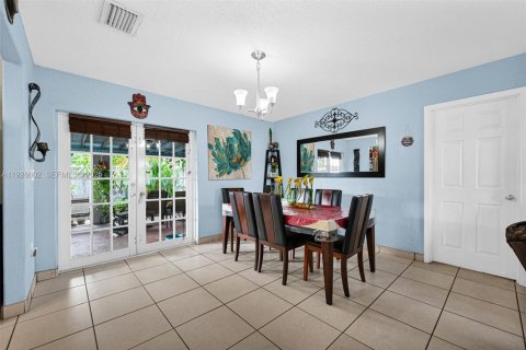 House in Hialeah, Florida 4 bedrooms, 126.53 sq.m. № 1986535 - photo 20
