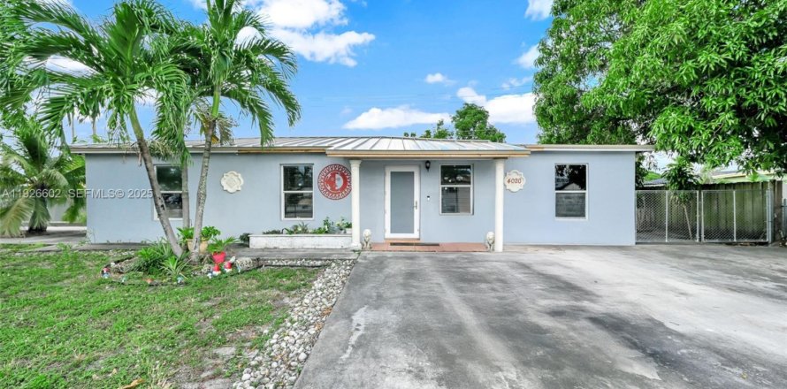 House in Hialeah, Florida 4 bedrooms, 126.53 sq.m. № 1986535