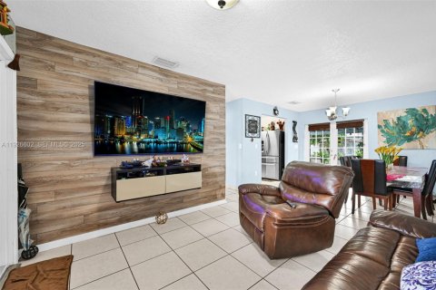 House in Hialeah, Florida 4 bedrooms, 126.53 sq.m. № 1986535 - photo 13