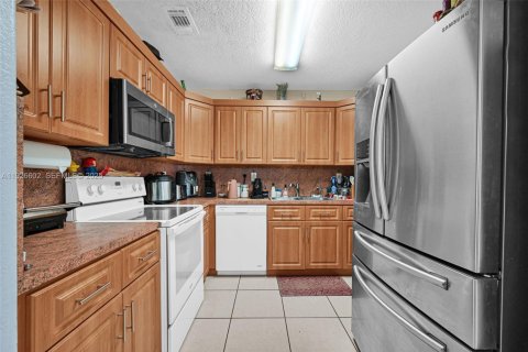 House in Hialeah, Florida 4 bedrooms, 126.53 sq.m. № 1986535 - photo 21