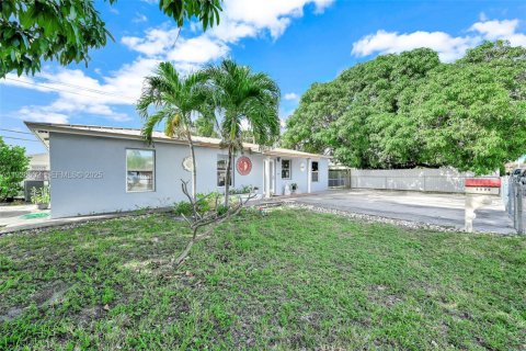 House in Hialeah, Florida 4 bedrooms, 126.53 sq.m. № 1986535 - photo 9