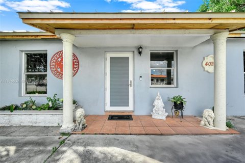 House in Hialeah, Florida 4 bedrooms, 126.53 sq.m. № 1986535 - photo 12