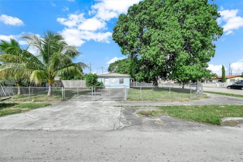 House in Hialeah, Florida 4 bedrooms, 126.53 sq.m. № 1986535 - photo 3