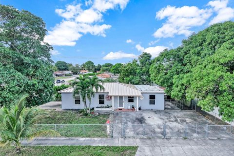 House in Hialeah, Florida 4 bedrooms, 126.53 sq.m. № 1986535 - photo 2