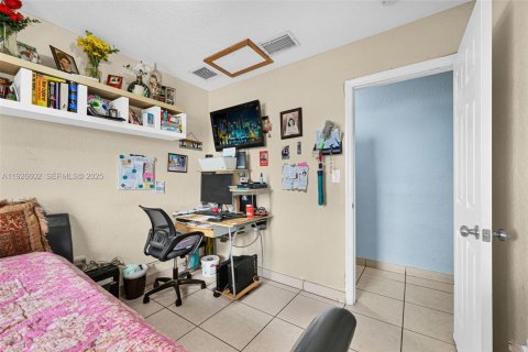 House in Hialeah, Florida 4 bedrooms, 126.53 sq.m. № 1986535 - photo 30