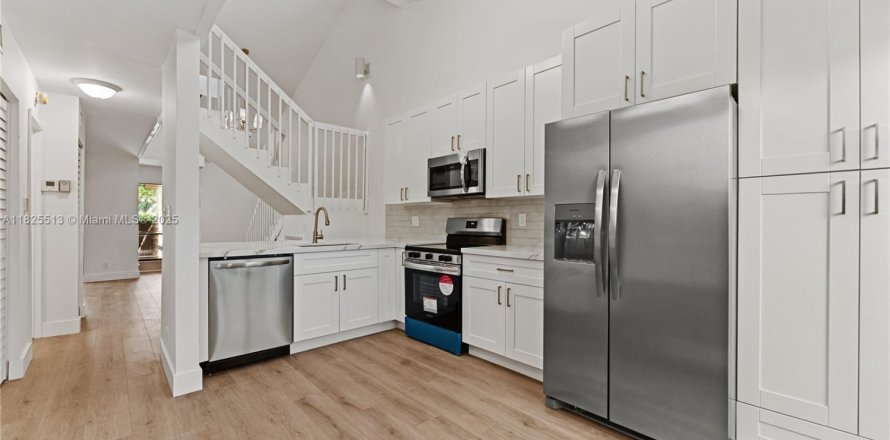 Townhouse in Tamarac, Florida 3 bedrooms, 115.66 sq.m. № 1794797