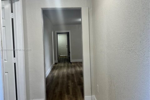 Villa ou maison à louer à Miami, Floride: 4 chambres, 97.36 m2 № 1983777 - photo 3