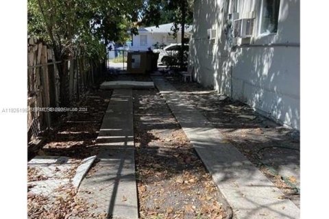 Villa ou maison à louer à Miami, Floride: 4 chambres, 97.36 m2 № 1983777 - photo 2