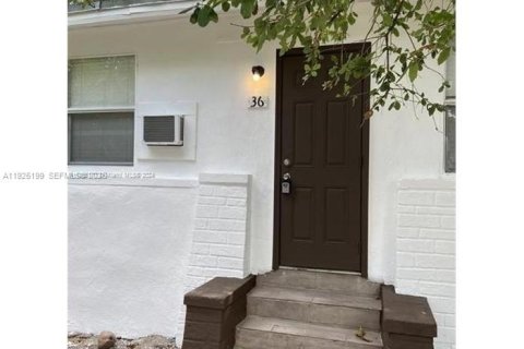 Villa ou maison à louer à Miami, Floride: 4 chambres, 97.36 m2 № 1983777 - photo 1