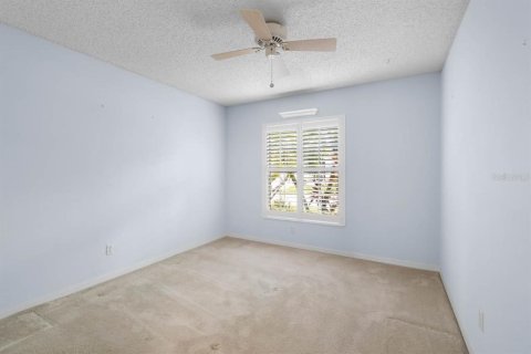 Condo in Sun City Center, Florida, 2 bedrooms  № 2197667 - photo 25