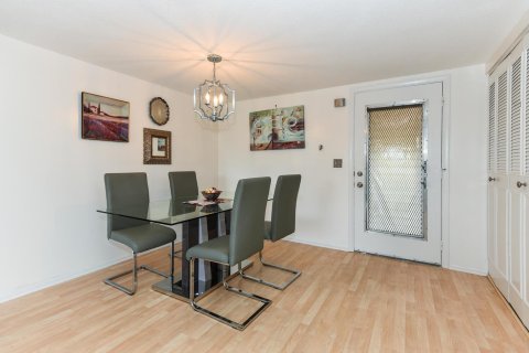 Купить кондоминиум в Уэст-Палм-Бич, Флорида 5 комнат, 82.5м2, № 2084165 - фото 8