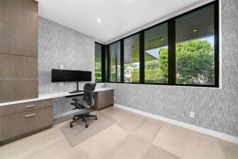 House in Miami Beach, Florida 5 bedrooms, 420.29 sq.m. № 1594929 - photo 10