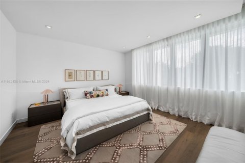 House in Miami Beach, Florida 5 bedrooms, 420.29 sq.m. № 1594929 - photo 25