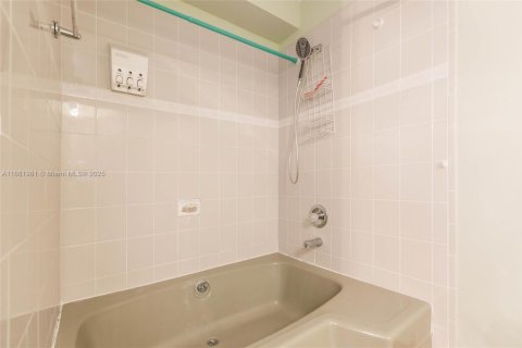 Condo in Hialeah, Florida, 1 bedroom  № 1413798 - photo 16