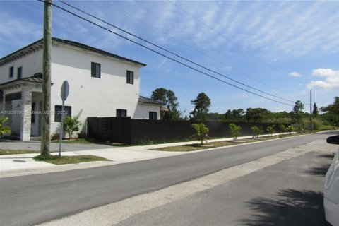 Villa ou maison à louer à Miami, Floride: 4 chambres, 240.25 m2 № 1981662 - photo 2