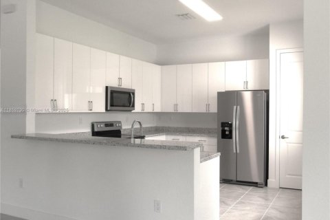 Villa ou maison à louer à Miami, Floride: 4 chambres, 240.25 m2 № 1981662 - photo 4