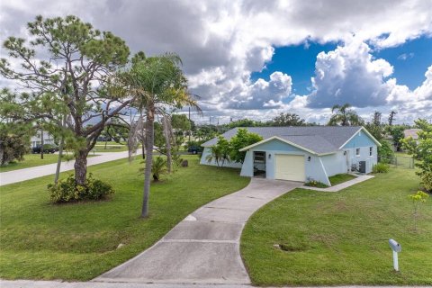 House in Englewood, Florida 2 bedrooms, 113.34 sq.m. № 1866391 - photo 1