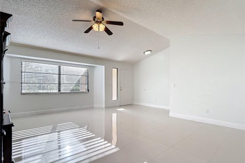House in Lehigh Acres, Florida 3 bedrooms, 155.43 sq.m. № 1944154 - photo 16