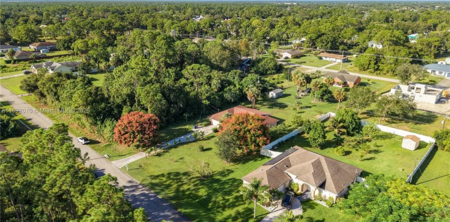 House in Lehigh Acres, Florida 3 bedrooms, 155.43 sq.m. № 1944154
