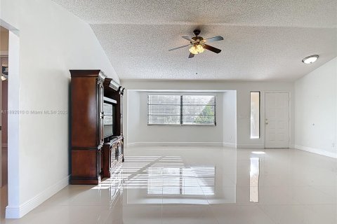 House in Lehigh Acres, Florida 3 bedrooms, 155.43 sq.m. № 1944154 - photo 15