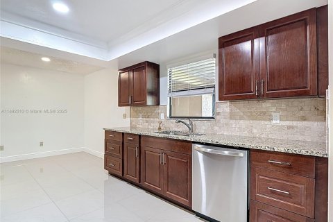 House in Lehigh Acres, Florida 3 bedrooms, 155.43 sq.m. № 1944154 - photo 23