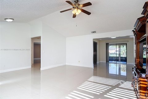 House in Lehigh Acres, Florida 3 bedrooms, 155.43 sq.m. № 1944154 - photo 17