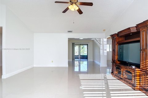 House in Lehigh Acres, Florida 3 bedrooms, 155.43 sq.m. № 1944154 - photo 18