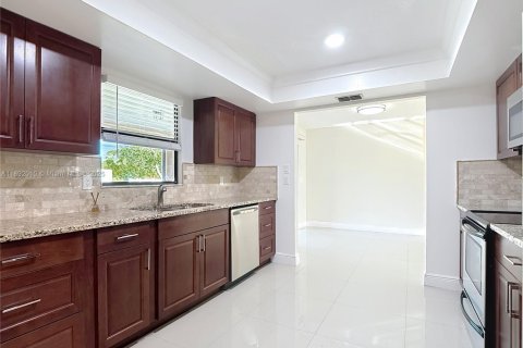 House in Lehigh Acres, Florida 3 bedrooms, 155.43 sq.m. № 1944154 - photo 28